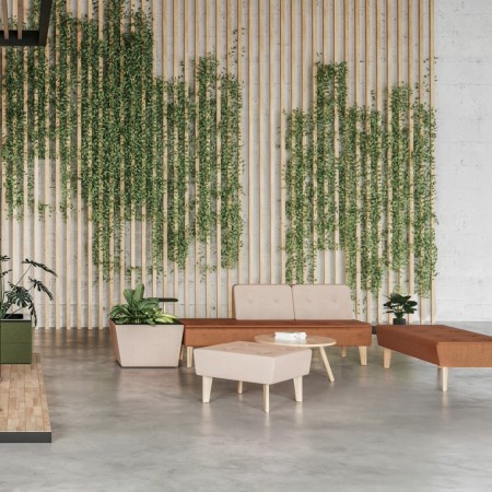 Zone d’accueil lumineuse avec banquettes roses et verdure murale. - U Floe