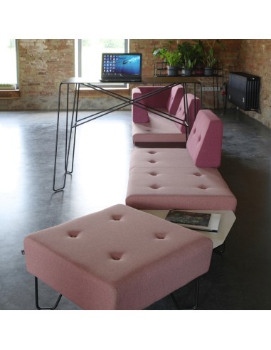 Salon convivial avec assises roses et table basse ronde. - U Floe