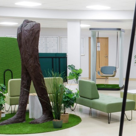 Aménagement de bureaux avec fauteuils verts et ambiance zen. - U Floe