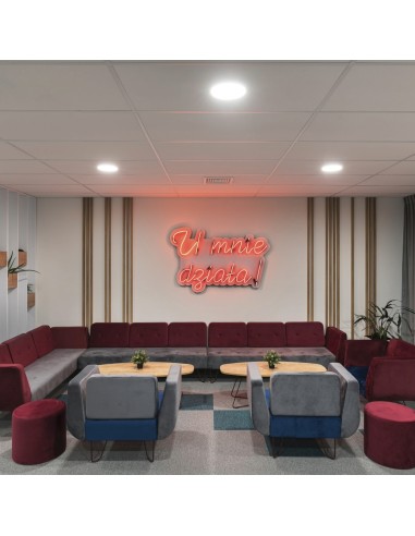 Espace détente chaleureux avec banquette bleue et mur graphique. - U Floe