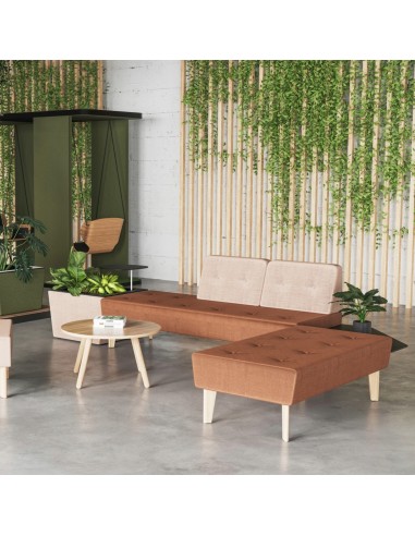 Zone de réunion informelle avec canapés verts et tables bois. - U Floe