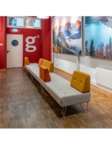 Espace lounge coloré avec banquettes rouges et vertes. - U Floe