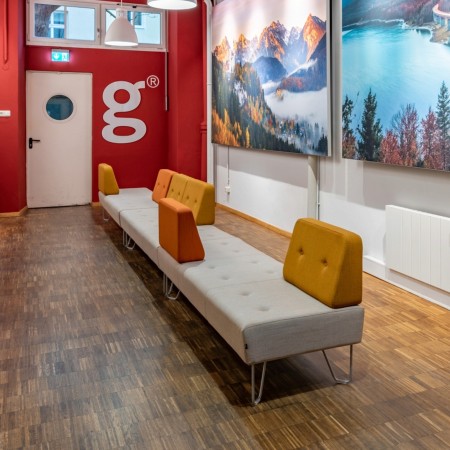 Espace lounge coloré avec banquettes rouges et vertes. - U Floe