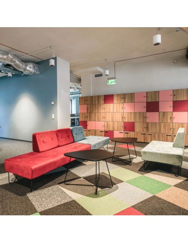 Salon coloré avec assises modulaires et tapis géométrique. - U Floe