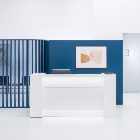Meuble de réception blanc dans espace d'accueil cabinet médical