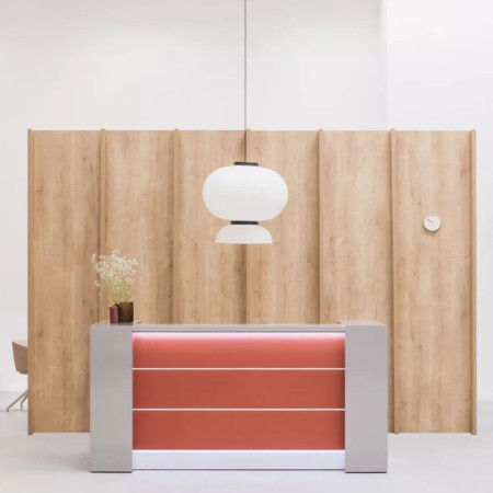 Banque d'accueil dans espace chaleureux et lumineux