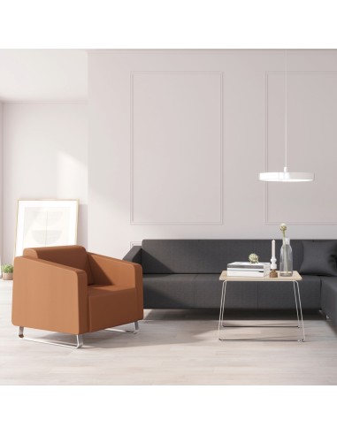 Espace lounge lumineux avec fauteuils orange et table basse. - Voo Voo