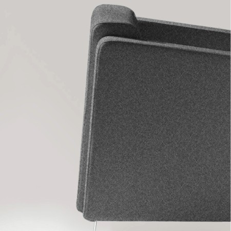 Détail du revêtement cuir brun et connectique intégrée. - Voo Voo