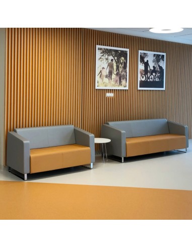 Espace détente moderne avec canapé gris et mur en bois clair. - Voo Voo