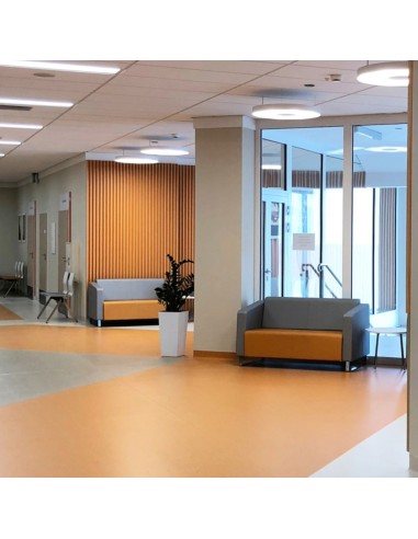 Espace bureau ouvert avec zones lounge aménagées. - Voo Voo