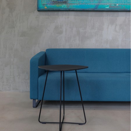 Banquette bleue avec table d’appoint noire minimaliste. - Voo Voo