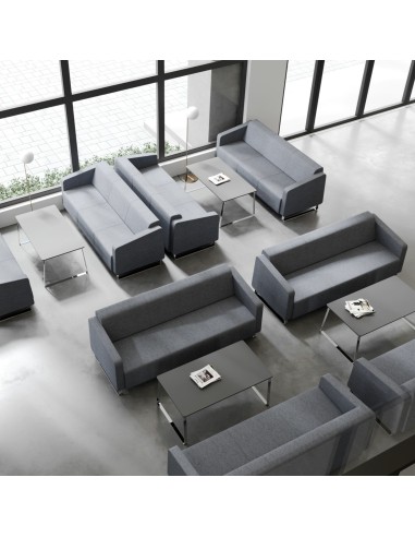 Espace détente lumineux avec fauteuils gris et tables basses métal. - Voo Voo