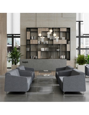 Espace lounge spacieux avec canapés gris modulaires. - Voo Voo