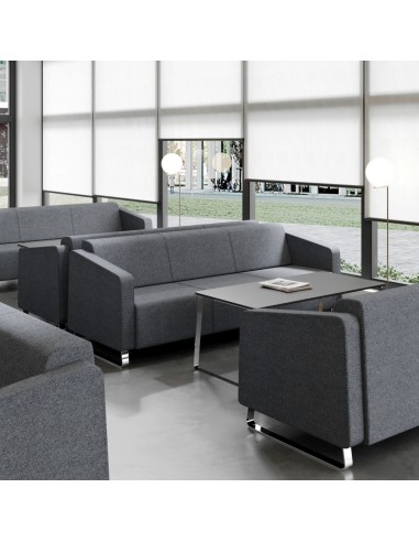 Salon clair avec modules d’angle gris et tables blanches. - Voo Voo