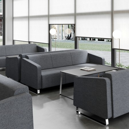 Salon clair avec modules d’angle gris et tables blanches. - Voo Voo