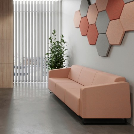 Banquette orange contre mur à motifs géométriques. - Voo Voo