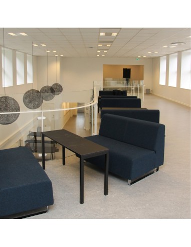 Zone lounge avec fauteuils bleus et table basse rectangulaire. - Voo Voo