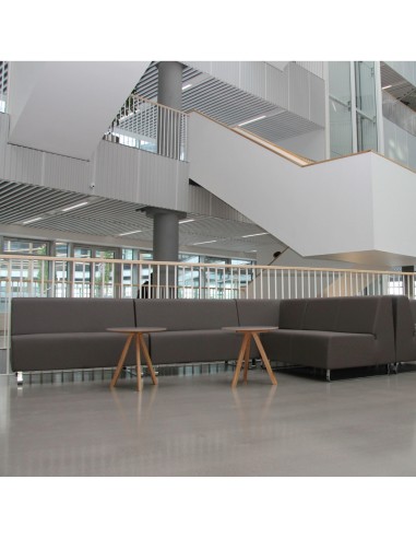 Hall spacieux avec banquettes grises et architecture ouverte. - Voo Voo