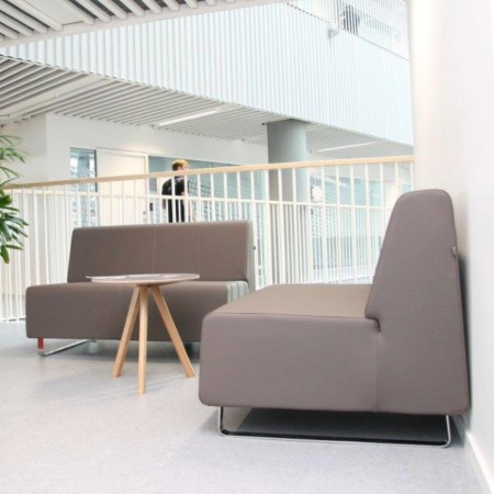 Canapé brun clair à dossier haut et base noire élégante. - Voo Voo 2