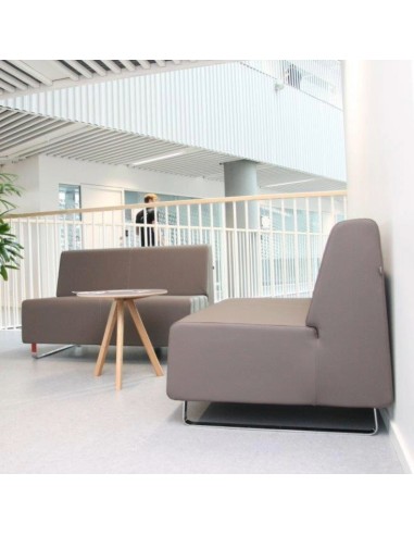 Espace détente lumineux avec banquettes hautes et table bois clair. - Voo Voo