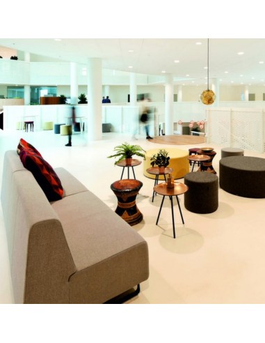 Salon d’entreprise lumineux avec canapés colorés et tables bois. - Voo Voo