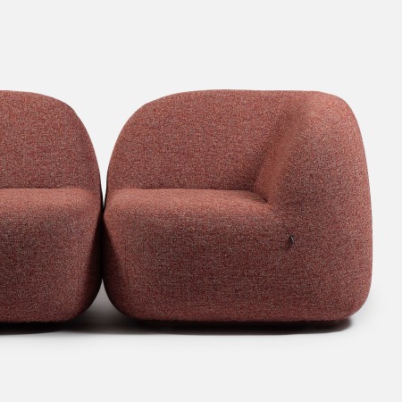 Duo de fauteuils bouclés rouges au design sculptural. - Jelly