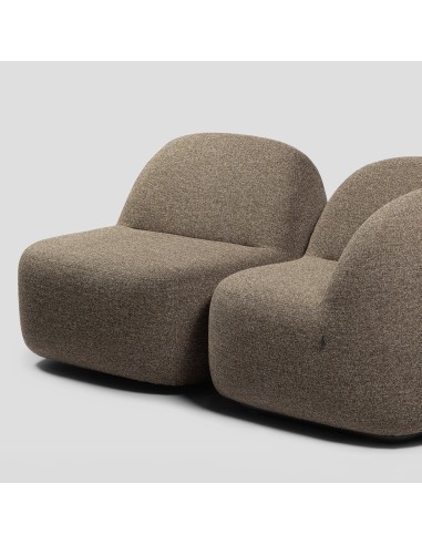 Paire de fauteuils bouclés marron au design sculptural. - Jelly