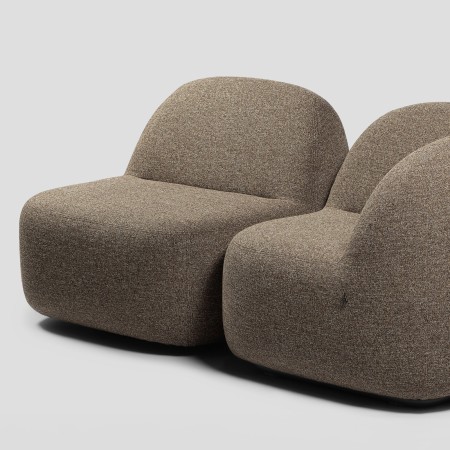 Paire de fauteuils bouclés marron au design sculptural. - Jelly