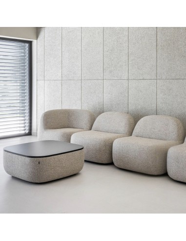 Salon minimaliste avec fauteuils modulaires bouclés gris clair. - Jelly