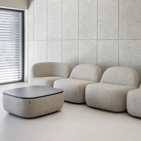 Salon minimaliste avec fauteuils modulaires bouclés gris clair. - Jelly