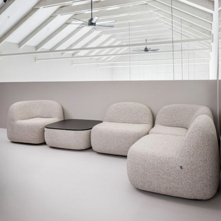 Espace clair avec fauteuils bouclés beiges et lumière naturelle. - Jelly