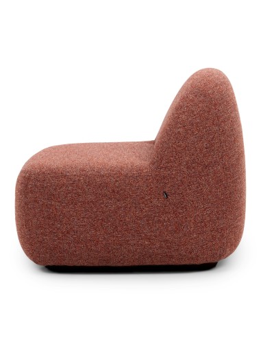 Fauteuil bouclé rouge vu de profil, aux lignes arrondies. - Jelly