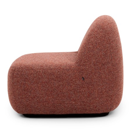 Fauteuil bouclé rouge vu de profil, aux lignes arrondies. - Jelly