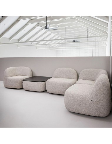 Grand espace clair avec assises bouclées beiges modulaires. - Jelly