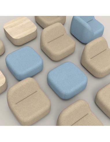 Vue rapprochée sur plusieurs poufs bouclés beiges et bleus. - Jelly