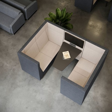 Espace de travail avec deux modules Voo Voo Box face à face, séparés par des cloisons hautes grises. - Voo Voo Box