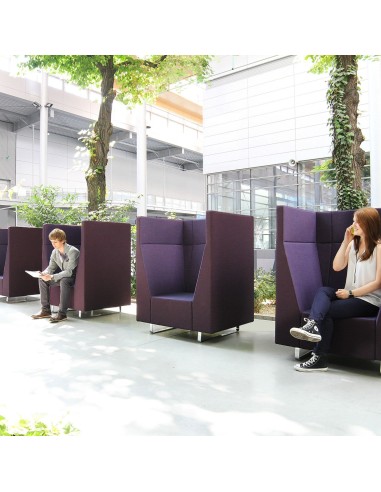 Espace d’attente extérieur avec plusieurs fauteuils acoustiques Voo Voo violets. - Voo Voo