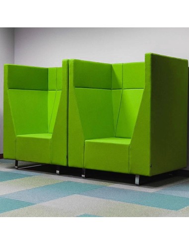 Fauteuils Voo Voo verts installés côte à côte dans un espace de détente. - Voo Voo