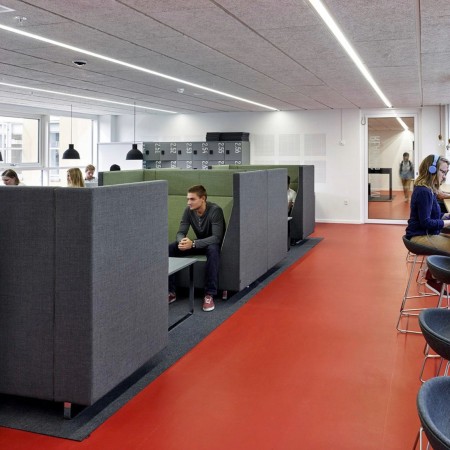 Allée de bureau avec plusieurs Voo Voo Box alignés pour offrir des espaces de réunion individuels. - Voo Voo Box