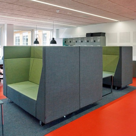 Espaces de travail modulaires Voo Voo Box verts et gris dans un open space lumineux. - Voo Voo Box