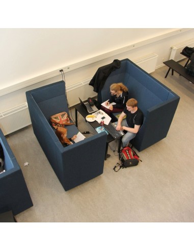 Vue aérienne d’utilisateurs installés dans des Voo Voo Box pour des réunions informelles. - Voo Voo Box