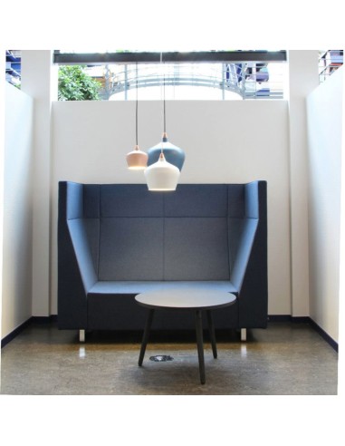 Espace de travail équipé de modules Voo Voo Box gris avec table centrale blanche. - Voo Voo Box