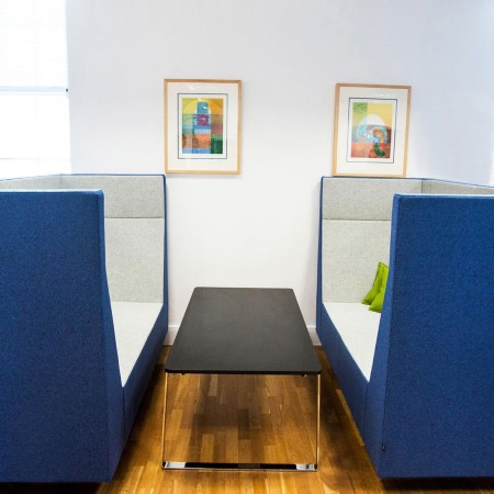 Espace de réunion bleu avec deux Voo Voo Box face à face et table centrale. - Voo Voo Box