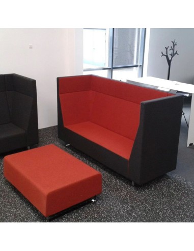 Fauteuil Voo Voo Box rouge et noir à côté d’un pouf assorti. - Voo Voo Box