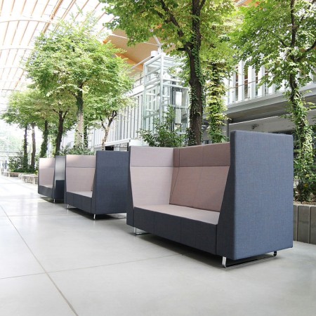 Espace extérieur moderne avec plusieurs Voo Voo Box installés sous les arbres. - Voo Voo Box