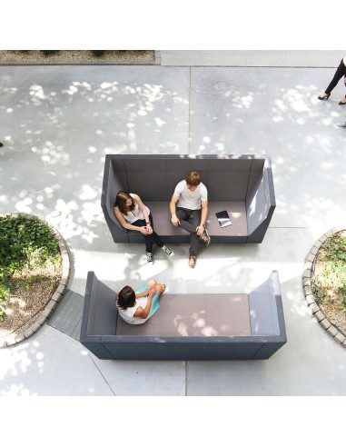 Vue plongeante de deux personnes discutant dans un Voo Voo Box extérieur. - Voo Voo Box