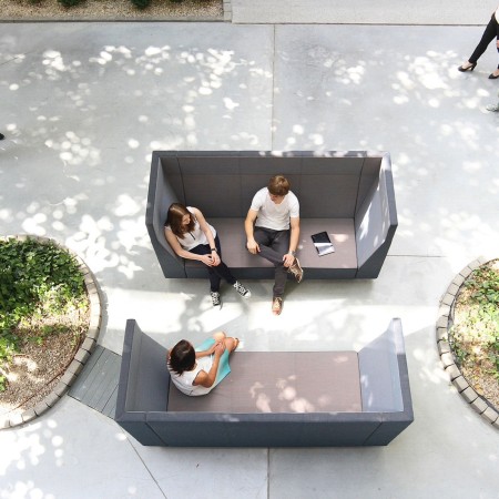 Vue plongeante de deux personnes discutant dans un Voo Voo Box extérieur. - Voo Voo Box