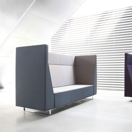 Vue latérale d’un Voo Voo Box gris avec haut dossier dans un espace lumineux. - Voo Voo Box