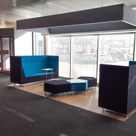 Salle de coworking avec Voo Voo Box bleus et espace ouvert lumineux. - Voo Voo Box