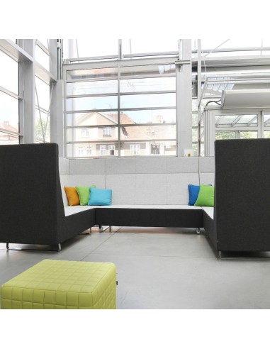 Espace de travail moderne avec plusieurs fauteuils Voo Voo High et poufs colorés. - Voo Voo High